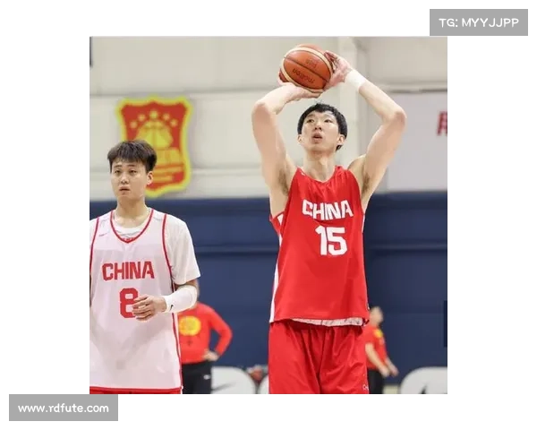 周琦儿子拿鸡蛋灌饼接机引热议 媒体人称运动员受伤应获更多包容 周琦儿子拿鸡蛋灌饼接机引热议 媒体人称运动员受伤应获更多包容